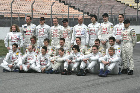 De 23 SEAT Supercopa kørere, her med John Hansen og Christoffer Nygaard som nummer 4 og 5 fra venstre i bagerste række, og Nicki Thiim siddende yderst til venstre i anden række.